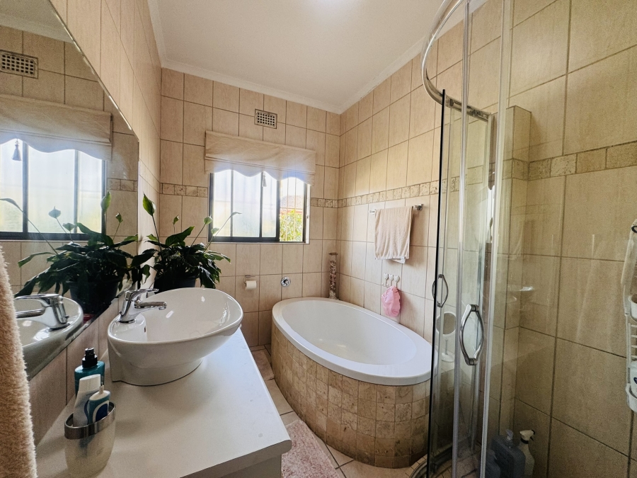 To Let 4 Bedroom Property for Rent in Goedehoop Western Cape